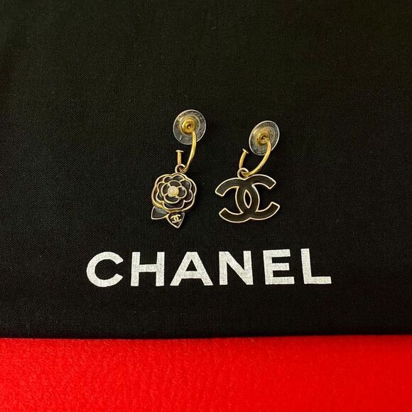 Pre Loved chanel Women metallic | gold Earrings - Picture 1 of 6
